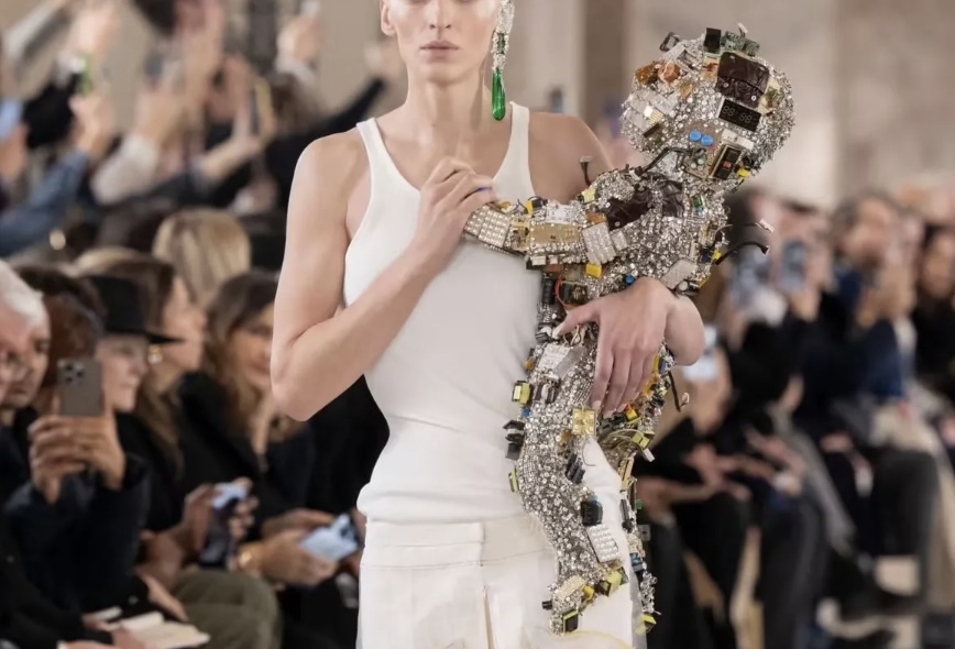 Explora el último desfile de alta costura de Schiaparelli en París, donde el diseñador Daniel Roseberry presenta un bebé robot y un vestido único, cubiertos de antiguos teléfonos móviles y tecnología del pasado.