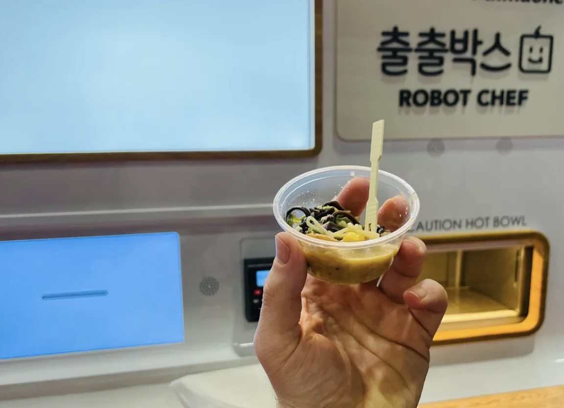 Descubre la revolución culinaria de CES 2024, donde los robots no solo juegan con tu perro, sino que también crean delicias como helado, cócteles, ramen y cerveza. Desde la IA en hornos hasta máquinas inteligentes de cócteles, clasificamos lo mejor y lo peor de la comida robotizada en esta emocionante feria de tecnología.