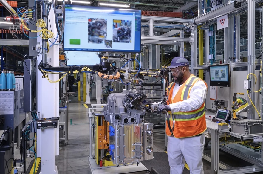 Las dos compañías ahora están produciendo células de combustible en su instalación conjunta en Michigan. Por Andrew J. Hawkins, editor de transporte con más de 10 años de experiencia que cubre vehículos eléctricos, transporte público y aviación.