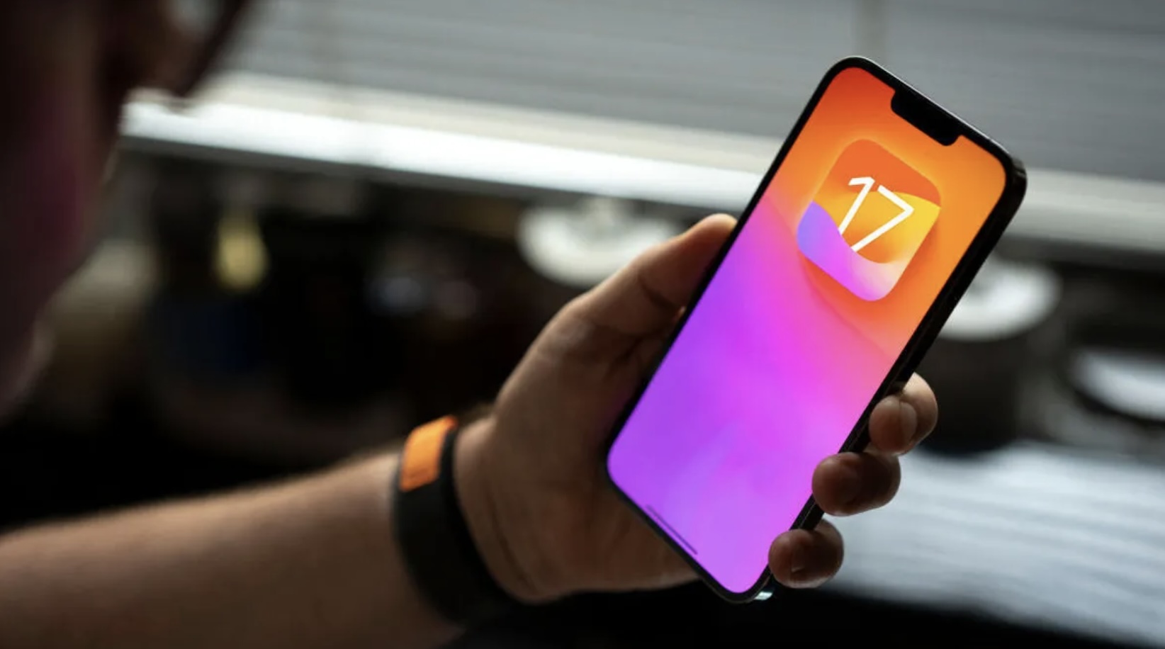 Apple lanzó iOS 17.3 beta 3 a los probadores beta públicos el miércoles, un día después de que el fabricante de iPhone lanzara la beta para desarrolladores. El lanzamiento también se produce aproximadamente una semana después de que Apple lanzara la beta 2 de iOS 17.3 a los desarrolladores pero la retirara abruptamente después de que el software impidiera que algunos iPhones se iniciaran correctamente. La última actualización trae algunas nuevas características, como Protección de Dispositivo Robado y correcciones de errores a los iPhones de los probadores beta y desarrolladores.