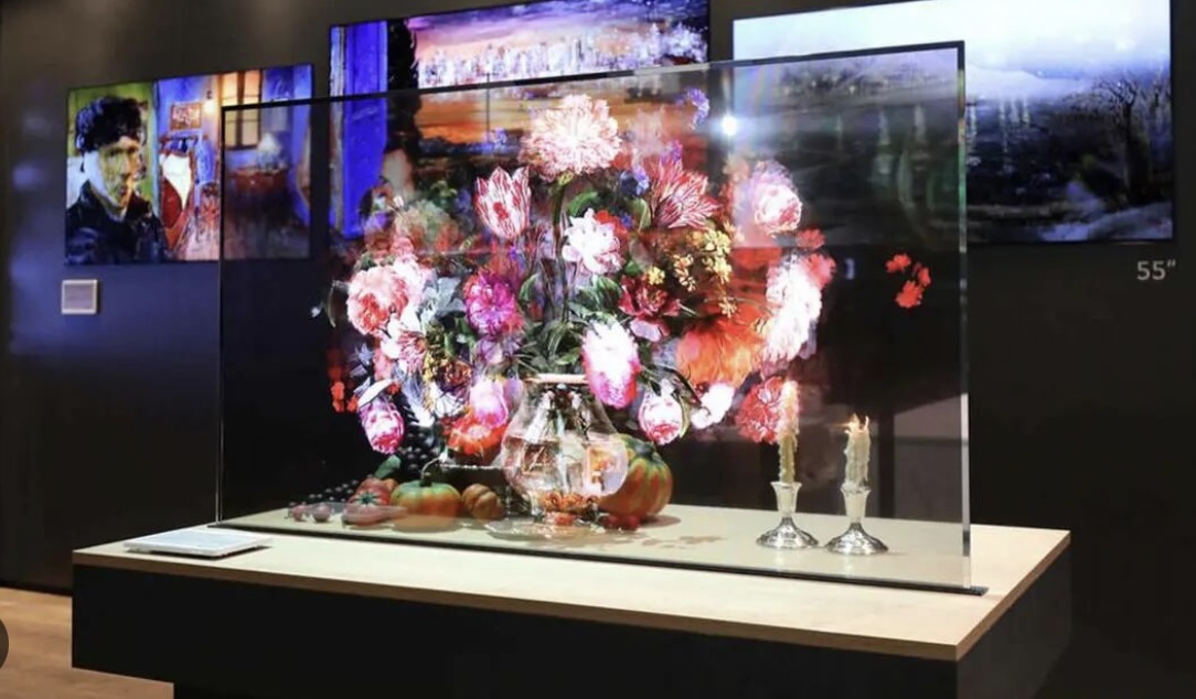 LG OLED Transparente En el CES 2024, tanto LG como Samsung presentaron televisores transparentes de gran tamaño que parecen sacados de una película de ciencia ficción. Cuando el televisor está apagado, da la impresión de que ya no está presente. Aunque no es completamente invisible, si no sabes lo que es, nunca adivinarías que, en una fracción de segundo, podría estar mostrando episodios de Star Trek o The Expanse. Aunque en desarrollo durante varios años y ya disponibles comercialmente en algunos tamaños, las pantallas transparentes han ganado protagonismo este año al convertirse en verdaderos televisores.