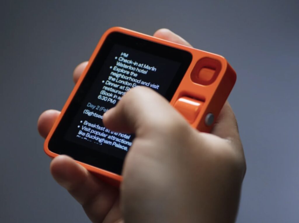 Las expectativas se han superado con creces para Rabbit, ya que su innovador dispositivo de inteligencia artificial portátil, el R1 "Large Action Model", agotó las 10,000 unidades en un solo día tras su destacado debut en el CES 2024. Las preventas para la segunda producción ya están disponibles, generando un gran interés entre los entusiastas de la tecnología.