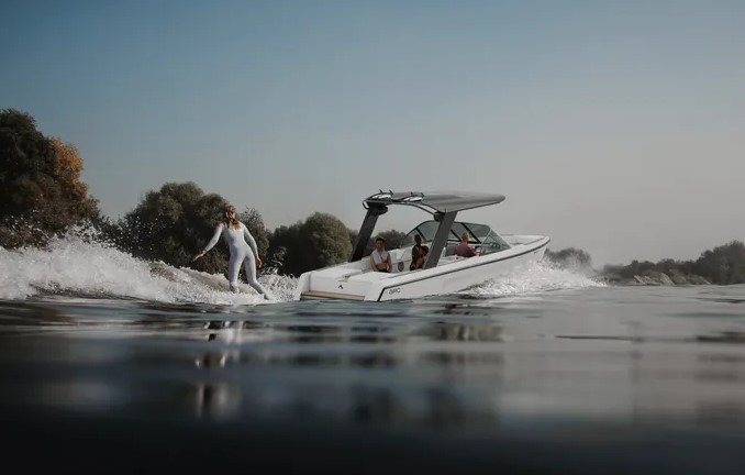 La startup líder en tecnología de barcos eléctricos, Arc, ha expandido su línea con el lanzamiento de su último modelo, el Arc Sport, un emocionante barco deportivo eléctrico diseñado para el wakeboarding. El Arc Sport promete una experiencia única en su clase, con características innovadoras y un rendimiento excepcional.