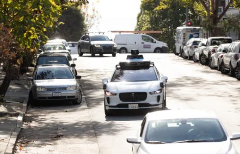 Un vehículo autónomo de Waymo ha colisionado con un ciclista en San Francisco, ocasionando lesiones menores. Este acontecimiento, informado inicialmente por Reuters, se produjo el 6 de febrero a las 3:02 p.m. en la intersección de las calles 17th y Mississippi en el vecindario de Potrero Hill. La escena del incidente, ubicada en una zona bien iluminada, rodeada de almacenes y con carriles para bicicletas no protegidos, fue atendida por oficiales de policía.