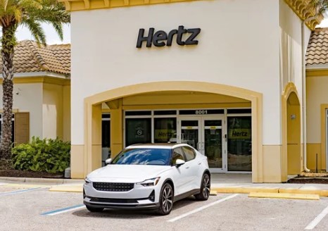 Hertz, la reconocida empresa de alquiler de vehículos, ha dado un paso atrás en su ambicioso plan de transición hacia la movilidad eléctrica. Según informa Financial Times, la compañía ha decidido pausar sus planes de adquirir 65,000 autos eléctricos fabricados por el sueco Polestar.