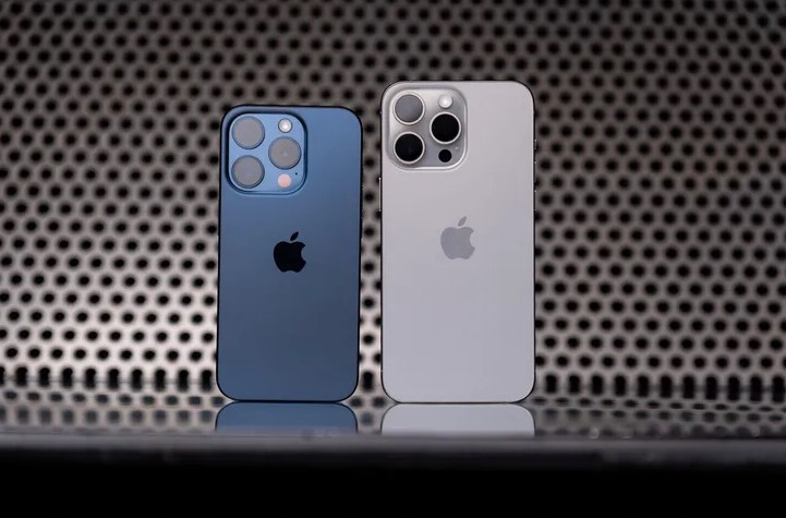 Recientes afirmaciones sobre una mejora significativa en el rendimiento de la batería del iPhone 15 traen consigo algunas incertidumbres. Los propietarios del iPhone 15 recibieron noticias alentadoras: la salud a largo plazo de la batería parece ser mejor de lo que Apple inicialmente aseguró. La compañía ahora promociona una duración mucho más prolongada para sus baterías, pero la falta de detalles precisos deja dudas sobre si las mejoras son reales o si Apple simplemente ha cambiado su forma de comunicar y probar dichas mejoras.