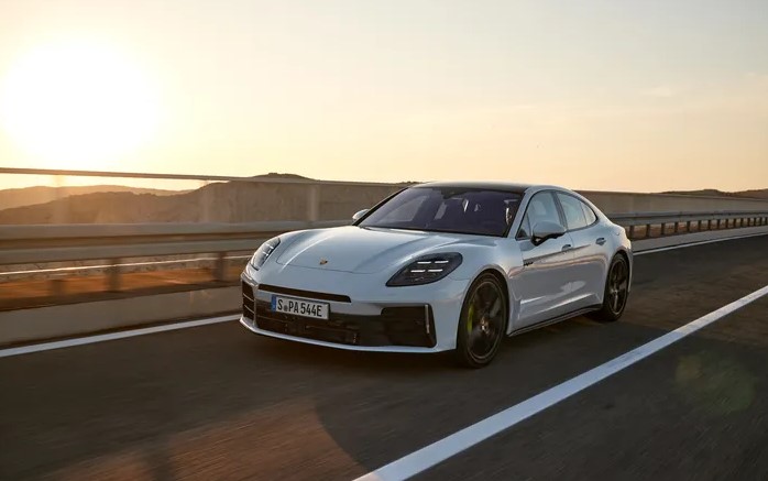 Porsche ha introducido dos nuevos modelos híbridos enchufables en su prestigiosa línea de vehículos Panamera. Los nuevos Panamera 4 y 4S E-Hybrid prometen ofrecer baterías más grandes y un rendimiento mejorado en comparación con sus predecesores.