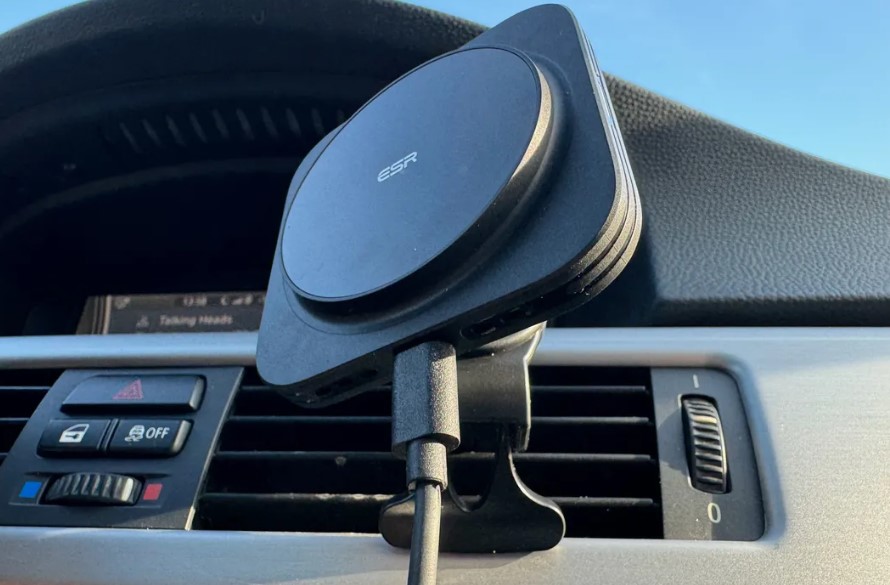 El cargador inalámbrico para coche ESR Qi2 ofrece una carga rápida de hasta 15W, igualando el rendimiento de los cargadores certificados por MagSafe de Apple. Además, su precio es significativamente más bajo, lo que lo convierte en una opción atractiva para propietarios de iPhone y pronto, para usuarios de Android con soporte Qi2.