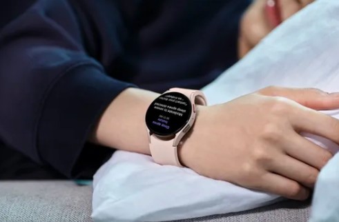 La FDA ha dado luz verde a una nueva función de detección de apnea del sueño para el Samsung Galaxy Watch, allanando el camino para una próxima actualización de la aplicación Samsung Health Monitor en el tercer trimestre de este año. Esta actualización permitirá a los usuarios estadounidenses disfrutar de esta función innovadora. El Ministerio de Seguridad Alimentaria y Farmacéutica de Corea del Sur ya había aprobado el uso de dispositivos portátiles para detectar interrupciones respiratorias asociadas con el trastorno del sueño, anticipándose a esta importante actualización.