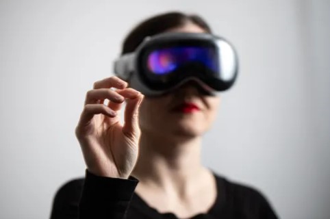 Recientemente, YouTube ha anunciado que está trabajando en el desarrollo de una aplicación Vision Pro, marcando un cambio significativo en su estrategia. Esta noticia surge en medio de la discusión sobre el nivel de soporte de los auriculares de realidad virtual de Apple para videos web, que hasta el momento no es óptimo.