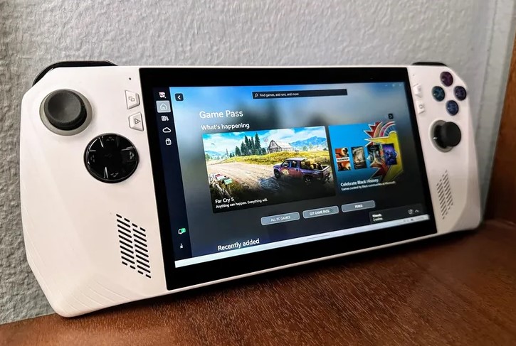 Se plantea la idea de aprovechar la flexibilidad y la familiaridad de Windows para desarrollar una consola portátil que compita directamente con el Nintendo Switch y el Steam Deck de Valve. Sugiere que Microsoft siga el modelo exitoso del Steam Deck, ofreciendo una experiencia similar pero con el respaldo y la integración de los servicios y juegos de Xbox. Visualiza una Xbox portátil diseñada por Microsoft, cómoda y elegante, con una interfaz que permita acceder a los juegos de PC, consola y en la nube de manera fluida.