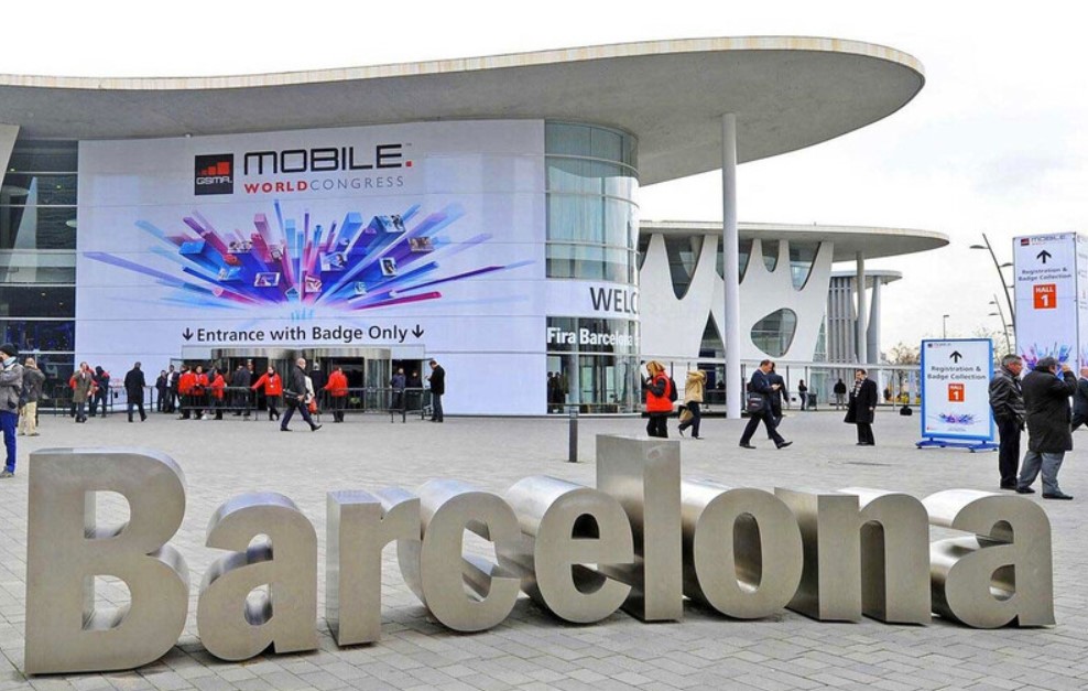 El Mobile World Congress 2024 ha sido testigo de lanzamientos revolucionarios, destacando el coche volador de Alef Aeronautics, un proyecto que ha cautivado a la audiencia y llevado la fantasía de la pantalla grande a la realidad. Descubre las características de este vehículo eléctrico de despegue vertical, que ha vendido 3.000 unidades antes de su lanzamiento en 2025.