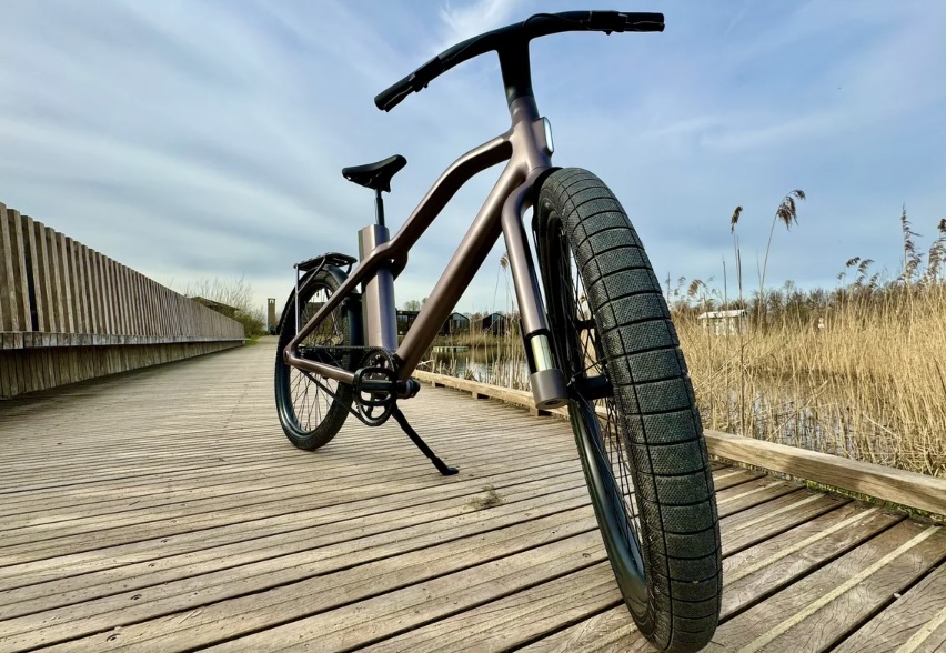 Cowboy, reconocido fabricante independiente de bicicletas eléctricas avanzadas, ha lanzado su esperada bicicleta eléctrica todoterreno, la Cross, diseñada para aquellos que buscan aventuras más allá de las calles de la ciudad. Con un precio de €3,499, esta innovadora bicicleta promete una experiencia de conducción excepcional tanto en la ciudad como en entornos rurales.