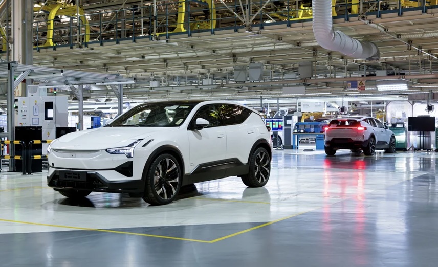 Polestar, la marca sueca de vehículos eléctricos, ha anunciado una emocionante actualización sobre su próximo SUV, el Polestar 3. Este SUV de tamaño mediano, que está programado para iniciar su producción en el segundo trimestre de 2024, vendrá con un precio inicial notablemente reducido. Esta revelación llega en un momento en el que el mercado de vehículos eléctricos ha experimentado una ralentización en el crecimiento de las ventas.