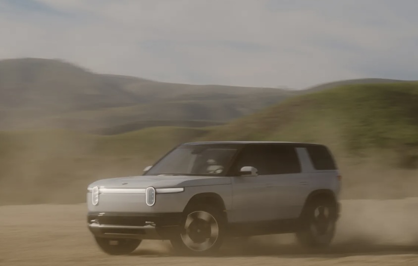 En menos de un día desde su lanzamiento, el Rivian R2 está generando un gran interés. El CEO de Rivian, RJ Scaringe, anunció que el SUV eléctrico de $45,000 ya ha recibido más de 68,000 reservas, lo que indica una fuerte demanda por parte de los consumidores.