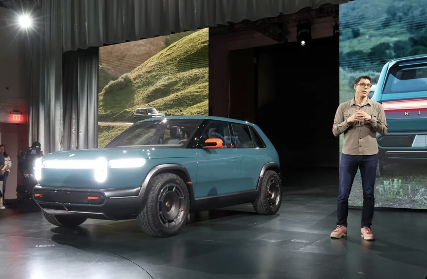 En una emotiva presentación en Laguna Beach, RJ Scaringe, fundador y CEO de Rivian, cautivó a la audiencia con el anuncio de los tres nuevos modelos de la compañía: Rivian R2, R3 y R3X. A pesar de la incertidumbre sobre el futuro de la empresa debido al estancamiento en el crecimiento de las ventas de vehículos eléctricos, Scaringe expresó su confianza en que los vehículos eléctricos más asequibles serán clave para atraer nuevos adeptos.