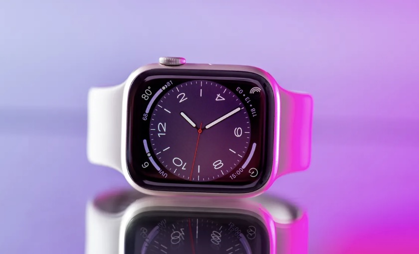 Desafortunadamente, tu dispositivo móvil dicta en gran medida qué smartwatches puedes considerar. No son independientes; requieren un teléfono para su configuración, un aspecto señalado por el Departamento de Justicia de EE. UU. en su caso contra Apple, argumentando que esto perpetúa un monopolio. Si inviertes $400 en un Apple Watch y te encanta, es poco probable que cambies a un iPhone que no te satisface.