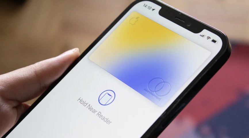 La Comisión Europea está a punto de dar luz verde a una iniciativa trascendental de Apple: la apertura del acceso al NFC (Near Field Communication) del iPhone para aplicaciones de terceros en la Unión Europea. Según informa Reuters, este movimiento, esperado con gran anticipación, podría poner fin a una prolongada disputa legal de dos años y marcar un cambio fundamental en el panorama de los pagos móviles en la región.