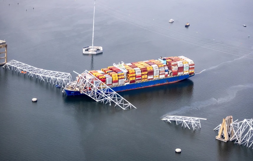 Los puentes enfrentan una grave deficiencia en su diseño al no estar preparados para resistir el impacto de los gigantescos buques de carga que navegan por sus aguas. El reciente colapso del puente Francis Scott Key en Baltimore, Maryland, ha puesto en evidencia esta preocupante realidad. Expertos señalan que, incluso si los puentes contaran con salvaguardias adecuadas, podría no ser suficiente para evitar tragedias como esta.