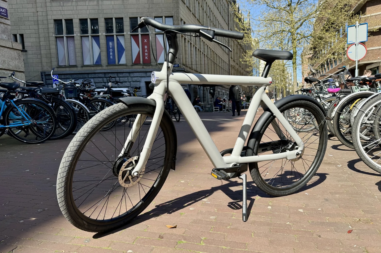 VanMoof ha relanzado sus e-bikes S5 y A5 después de una reingenierización profunda, pero ¿son realmente mejores que sus predecesoras? Ricker destaca que, si bien las nuevas versiones prometen mejoras en conectividad, impermeabilización y durabilidad, aún hay preocupaciones sobre problemas de software y la confianza del consumidor.