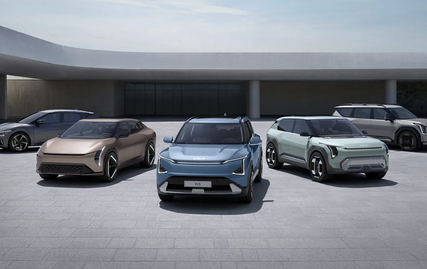 El mundo automotriz se agita con el avistamiento del Kia EV2, un crossover eléctrico compacto y asequible de Kia, que ha sido visto circulando camuflado por las calles. Este avistamiento marca la primera vez que el modelo se deja ver en público, aunque aún no se ha confirmado su llegada a los Estados Unidos.