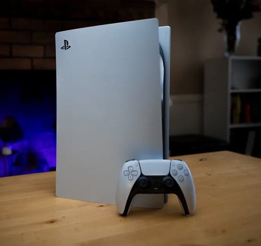 Sony está a punto de lanzar al mercado una versión más poderosa de su exitosa consola PS5, posiblemente antes de que termine el año. Después de la filtración de las especificaciones del PS5 Pro, se ha confirmado que la compañía está trabajando en un dispositivo que elevará aún más el estándar de la experiencia de juego. Fuentes cercanas a Sony revelan que los desarrolladores ya están siendo instados a adaptar sus juegos para esta próxima consola, con un enfoque especial en mejorar el trazado de rayos, lo que promete una calidad visual aún más impresionante.