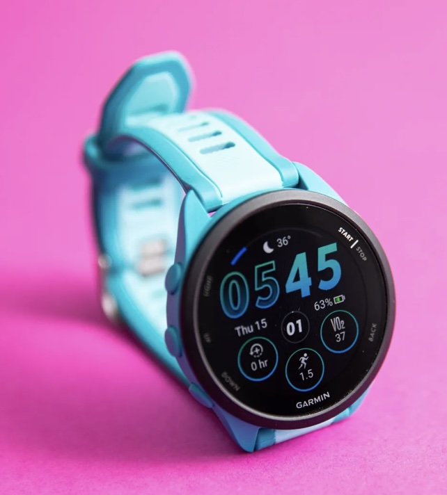 El nuevo Garmin Forerunner 165 ha llegado para cubrir una necesidad en el mercado de relojes de entrenamiento asequibles. Con un precio que oscila entre los $250 y $300, este dispositivo ofrece un equilibrio perfecto entre funcionalidad y ahorro en comparación con modelos más avanzados como el Forerunner 265.