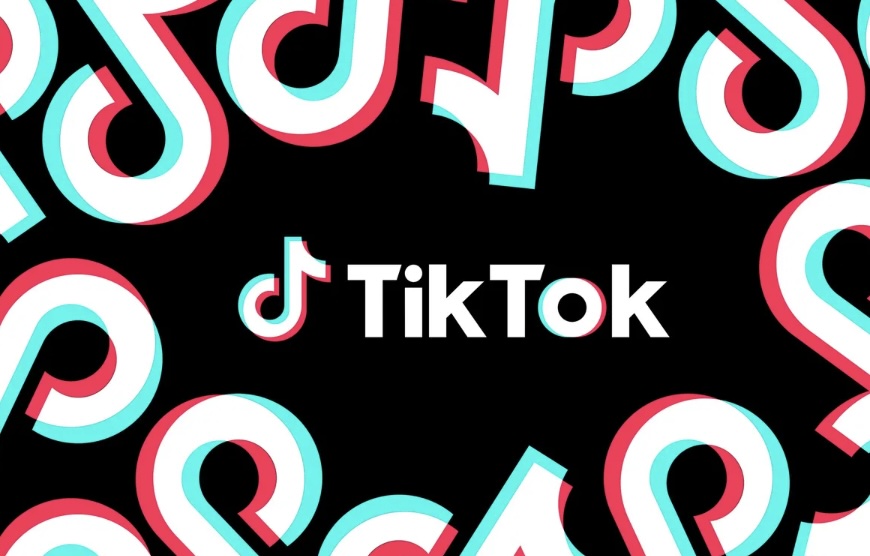 Desde 2022, TikTok ha llevado a cabo una considerable inversión para aislar sus operaciones y datos de usuarios estadounidenses de su empresa matriz china, ByteDance. El proyecto, denominado Proyecto Texas, ha sido descrito por TikTok como una iniciativa sin precedentes para garantizar la seguridad de los datos de los usuarios estadounidenses y liberar la plataforma de influencias externas. Sin embargo, ex empleados revelan que este proyecto es mayormente una fachada, ya que continuaron trabajando estrechamente con ejecutivos de ByteDance en China después de su implementación.