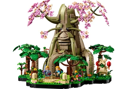 Después de meses de rumores, Lego confirma el lanzamiento del esperado set de La Leyenda de Zelda, el Gran Árbol Deku. Este set de 2-en-1, inspirado en Ocarina of Time y Breath of the Wild, está disponible para preordenar ahora mismo por $299.99 y comenzará a enviarse en septiembre.