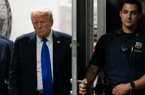 Un jurado de Manhattan ha declarado culpable al expresidente Donald Trump de todos los cargos en un caso que lo acusa de falsificar registros comerciales para ocultar pagos que hizo para suprimir historias desfavorables sobre él. Esta es la primera vez que un expresidente es condenado por cargos criminales.