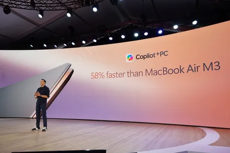 Microsoft ha emprendido una misión decidida para derrotar al MacBook Air M3 de Apple con su nueva línea de PC Copilot Plus. Confiando en el éxito de Windows en Arm, la compañía llevó a cabo exhaustivas pruebas en su sede en Redmond, Washington, el mes pasado, enfrentando su nueva Surface Laptop al MacBook Air. Se presenciaron múltiples pruebas y simulaciones que demostraron que la nueva Surface Laptop con tecnología Qualcomm superaba a la popular laptop de Apple.