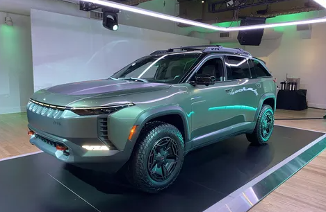 Jeep desvela en Nueva York su primer SUV completamente eléctrico para el mercado norteamericano. Descubre el emocionante concepto Trailhawk, una versión todoterreno del mismo EV que impresiona con su elegancia y neumáticos de 31.5 pulgadas.