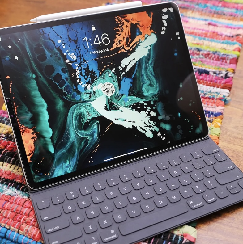 En una decisión que ha sorprendido a muchos usuarios y entusiastas de la tecnología, Apple ha anunciado la discontinuación del Smart Keyboard Folio, un accesorio icónico que ha sido una parte integral del ecosistema del iPad Pro desde su lanzamiento en 2018. Este teclado, reconocido por su versatilidad y diseño ligero, ha sido durante mucho tiempo el favorito de muchos usuarios, pero su partida plantea nuevas preguntas sobre el futuro de los accesorios de Apple para sus dispositivos estrella.