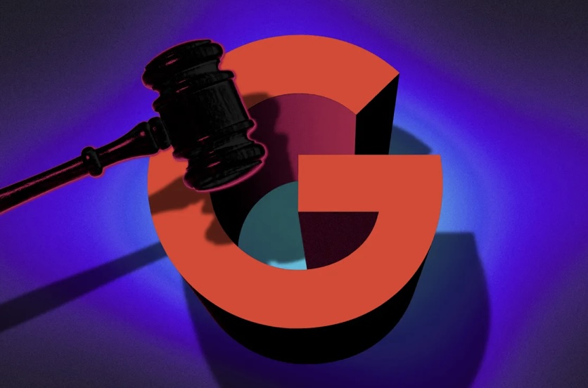 El artículo informa sobre el reciente desarrollo en el caso legal entre Epic y Google, donde un juez ha rechazado la postura de Google respecto a los cambios propuestos en el negocio de Play Store. Se destaca que, aunque se espera que Google enfrente algunas multas, la decisión sobre los remedios concretos se pospone hasta después de agosto.