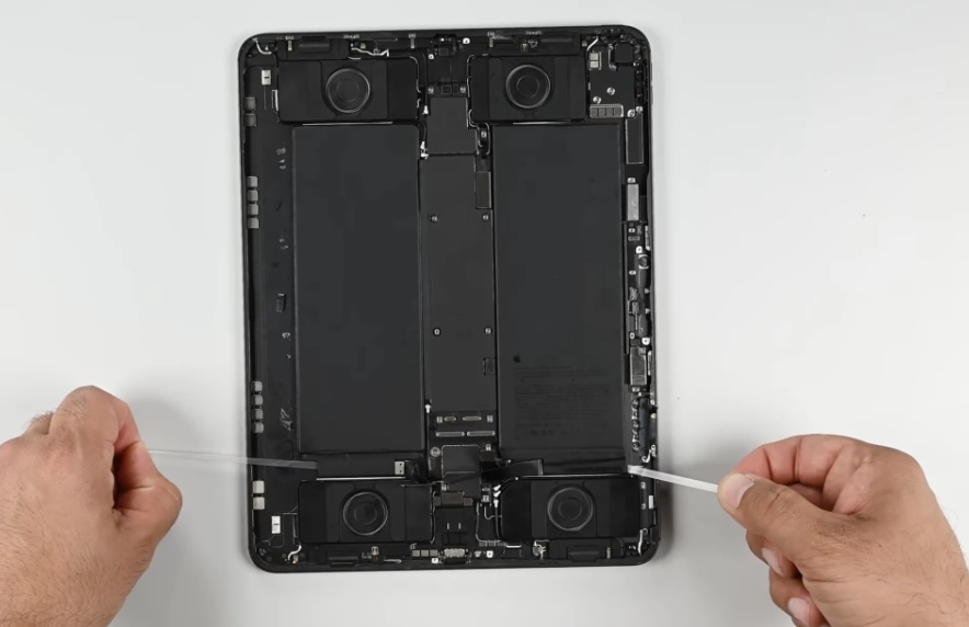 El iPad Pro más reciente de Apple es notablemente rígido para lo delgado que es, y aparentemente también un avance en cuanto a reparabilidad. iFixit muestra durante su desmontaje de la tableta que la batería de 38.99Wh del iPad Pro, que inevitablemente se desgastará y necesitará ser reemplazada, es realmente fácil de acceder. Es un cambio que Shahram Mokhtari de iFixit dice durante el video "podría ahorrar horas en el tiempo de reparación" en comparación con los modelos anteriores de iPad Pro.