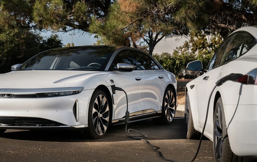 En la reciente temporada de informes financieros, las miradas se centran en Tesla como líder en vehículos eléctricos, pero otras empresas como Rivian, Lucid Motors y Fisker también están en juego. ¿Qué nos dicen sus números sobre el futuro de los EVs?