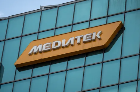 El mercado de los chips Windows en Arm está en pleno auge con la entrada de un nuevo jugador desafiante: MediaTek, la firma taiwanesa, está preparando su incursión en el mundo de las PCs. Según informes de Reuters, MediaTek lanzará un conjunto de chips AI para PC a finales de 2025, específicamente diseñados para dispositivos con Windows. Este movimiento busca competir directamente con el Snapdragon X Elite de Qualcomm, conocido por su potencial para rivalizar con el MacBook Air.