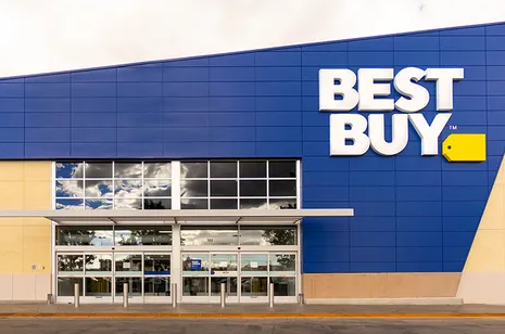 Best Buy, el gigante minorista de tecnología, ha implementado nuevas medidas de reestructuración en respuesta a la disminución de sus ventas. La compañía llevó a cabo recientemente despidos y reestructuraciones, afectando tanto a su personal de ventas como a los salarios de algunos empleados.