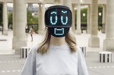 Descubre la revolucionaria Qudi Mask 2, una máscara LED que oculta tu rostro detrás de una sonrisa pixelada y misteriosa. Diseñada para mantener tu privacidad mientras te permite comunicarte expresivamente, esta innovadora máscara digital es ideal para aquellos que desean interactuar socialmente sin revelar su identidad.