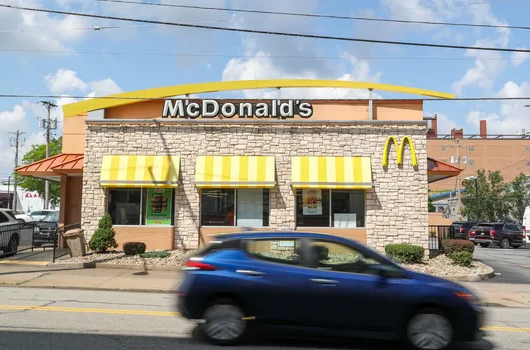 McDonald's ha decidido suspender temporalmente la implementación de inteligencia artificial (IA) para la toma de pedidos en sus auto-servicios, mientras busca nuevos socios para mejorar sus sistemas de pedidos basados en chatbots de IA.