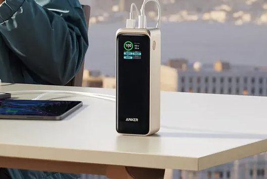 Anker ha puesto a disposición su banco de energía más rápido al precio más asequible hasta la fecha. Con una capacidad de carga de hasta 250W, este prisma rectangular puede cargar rápidamente desde smartphones hasta laptops. Ideal para usuarios activos y profesionales que necesitan estar siempre conectados.