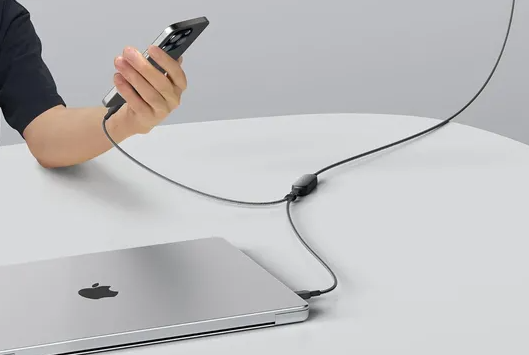 Anker ha lanzado un innovador cable USB-C 2-en-1 que permite cargar dos dispositivos al mismo tiempo desde un solo puerto USB-C, ofreciendo una solución eficiente para reducir el desorden de cables. Este cable, disponible por $25, soporta velocidades de carga de hasta 140W y utiliza un sistema de "Gestión Inteligente de Energía" para distribuir automáticamente la potencia según las necesidades de cada dispositivo conectado.