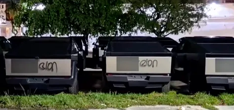 La semana pasada, decenas de Tesla Cybertrucks fueron vandalizados en un estacionamiento público de Fort Lauderdale, donde aparecieron las palabras "Fuck Elon" en aerosol negro, según informes locales citados por InsideEVs. La policía reporta que 34 camionetas de acero inoxidable fueron afectadas, revelando un claro descontento hacia Elon Musk, CEO de Tesla.