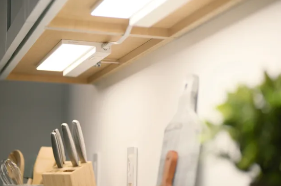 Descubre cómo las nuevas luces inteligentes bajo gabinete pueden transformar tu cocina. Presentamos los accesorios Cync Reveal HD Plus de GE Lighting, que ofrecen iluminación inteligente cableada y cambiante de color para tus gabinetes.