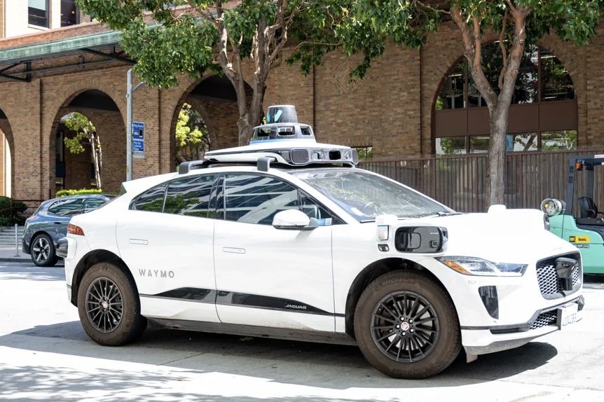 Waymo ha anunciado una importante expansión de su servicio de robotaxis en San Francisco al eliminar la lista de espera previamente requerida para acceder a sus vehículos autónomos. Hasta ahora, los usuarios interesados debían inscribirse en una lista que podía prolongarse durante semanas o meses. Este cambio permite ahora a cualquier residente o visitante de San Francisco utilizar los servicios de Waymo simplemente descargando la aplicación y solicitando un viaje.