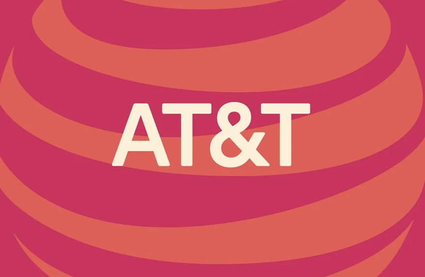 AT&T reveló el viernes por la mañana que un ataque cibernético había expuesto los registros de llamadas y mensajes de texto de "casi todos" los clientes celulares de la compañía (incluyendo a personas en operadores móviles virtuales, o MVNOs, que usan la red de AT&T, como Cricket, Boost Mobile y Consumer Cellular). La brecha contiene datos desde el 1 de mayo de 2022 hasta el 31 de octubre de 2022, además de registros de un "muy pequeño número" de clientes el 2 de enero de 2023.