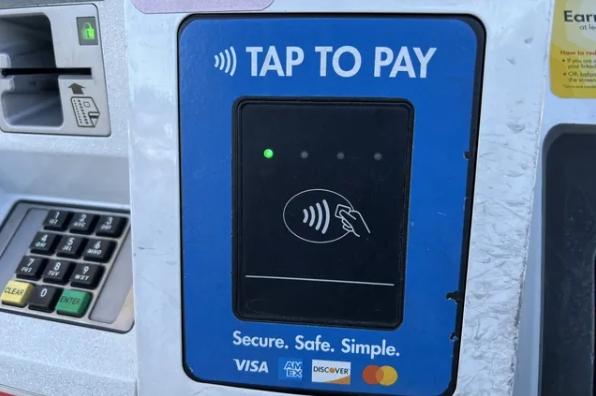 En un futuro cercano, Apple Pay y Google Wallet podrían expandir sus capacidades con NFC, especialmente si Multi-Purpose Tap añade soporte para tarjetas de fidelización y transacciones adicionales. Este concepto permitirá que dispositivos como teléfonos inteligentes y relojes realicen múltiples funciones simultáneamente al utilizar NFC. Imagina poder pagar por tus compras, verificar automáticamente tu identificación para compras de alcohol, acumular puntos de fidelización y recibir un recibo digital, todo con un simple toque.