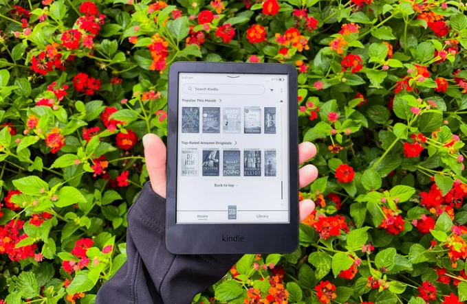 En una situación preocupante para los usuarios de Amazon Kindle, una interrupción en curso está impidiendo que los dispositivos descarguen libros nuevos y previamente comprados. Según moderadores en los foros de soporte de Amazon, la empresa está al tanto del problema y actualmente trabaja en su resolución. Aunque intentar solucionar el problema mediante pasos como el restablecimiento del dispositivo no ha dado resultados, parece que los usuarios deberán armarse de paciencia mientras se resuelve.