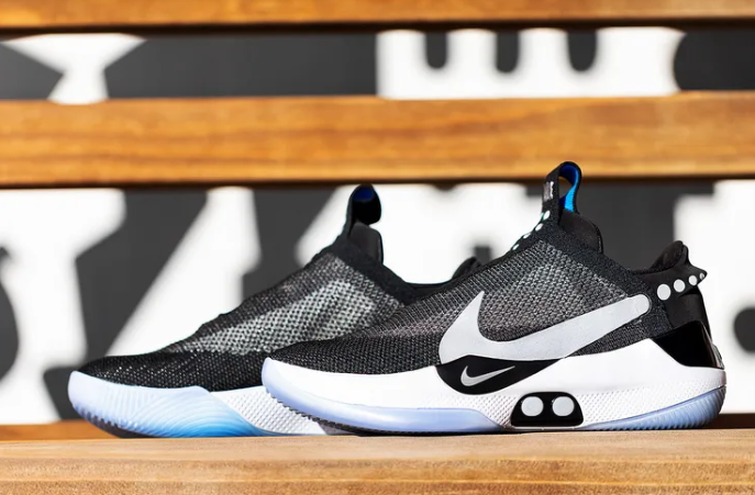 Las zapatillas Nike Adapt BB con autolazado perderán su aplicación móvil de control remoto. Nike ha anunciado que la aplicación Nike Adapt será retirada de las tiendas de aplicaciones en agosto, dejando a los usuarios con la opción de operar manualmente estos zapatos de $350.