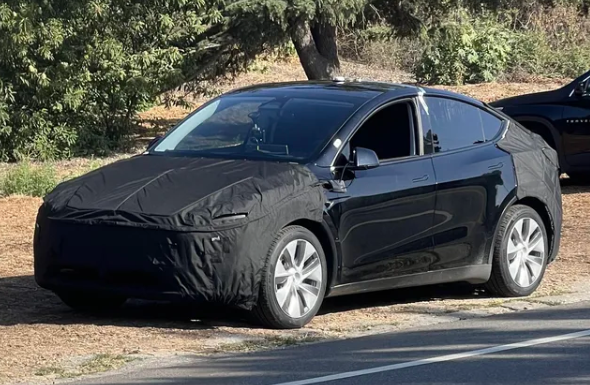 Se ha visto un aparente Tesla Model Y "Juniper" bajo un velo en California, reavivando los informes de que el fabricante de automóviles está preparando una renovación de su popular SUV eléctrico.